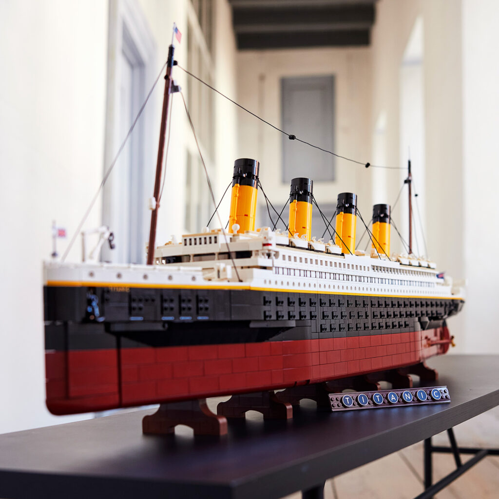 Le lego titanic 10294 posé sur une table pour exposition. Photo officiel