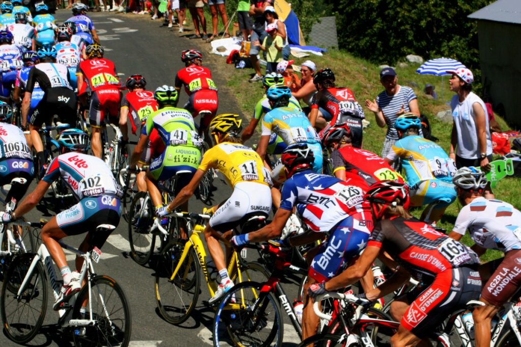 Photo de cyclistes gravant une piste montage pendant le tour de France