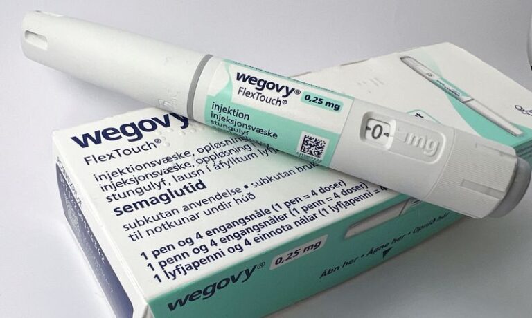 Une boite de wegovy posé sur une table avec un injectable sur la boite.