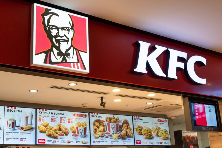 Photo de la réception d'un restaurant kfc avec panneau de menu