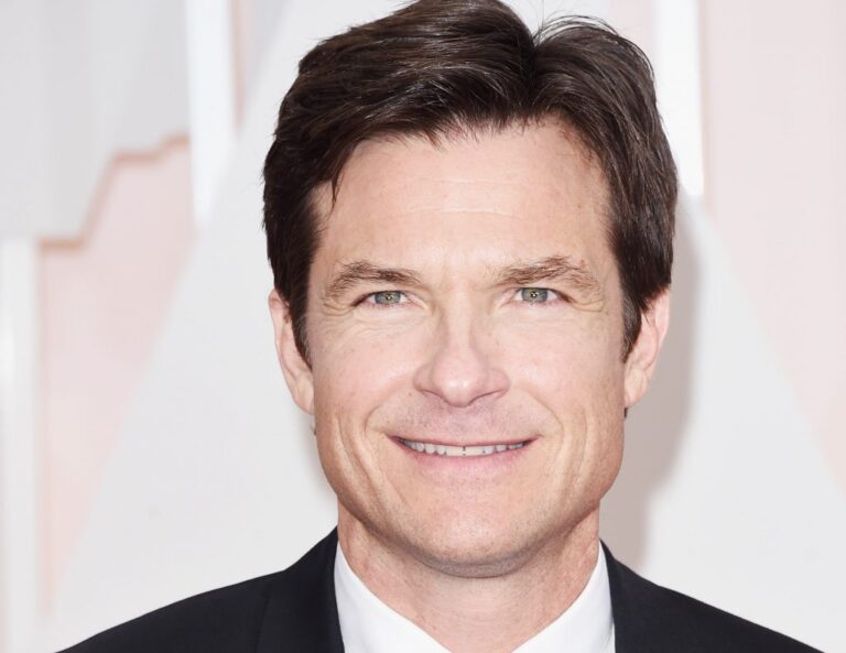 L'acteur Jason Bateman souriant; en veste noir sur une chemise blanche