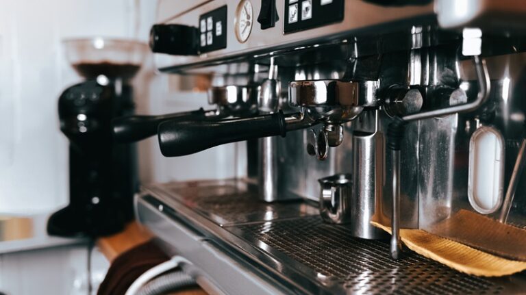 Une machine à café professionnelle avec des bars de pression parfaitement réglé, prêt à servir du café chaud