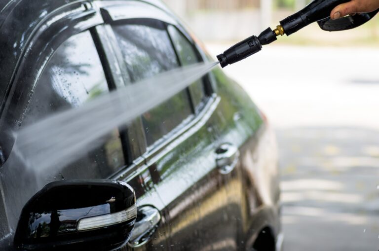 Nettoyage à haute pression d'une voiture noir