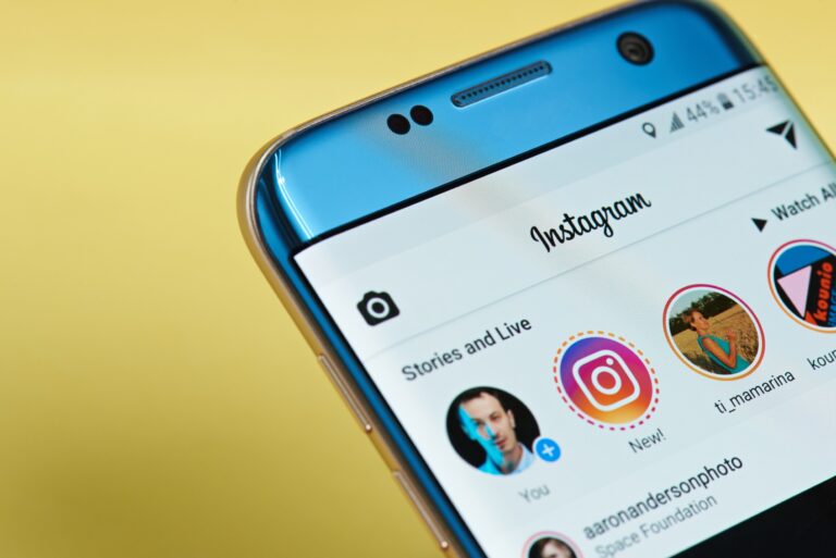 Un téléphone avec sur l'écran la plateforme instagram et une photo de profil d'un utilisateur