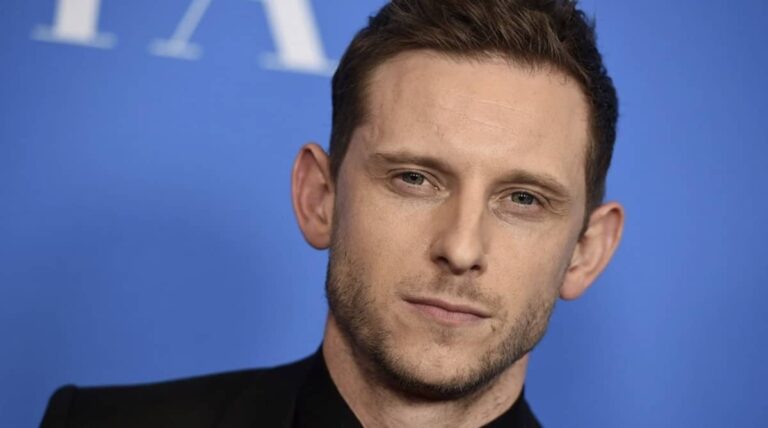 Gros plan sur le visage de Jamie Bell, acteur et chanteur, pendant un évènement