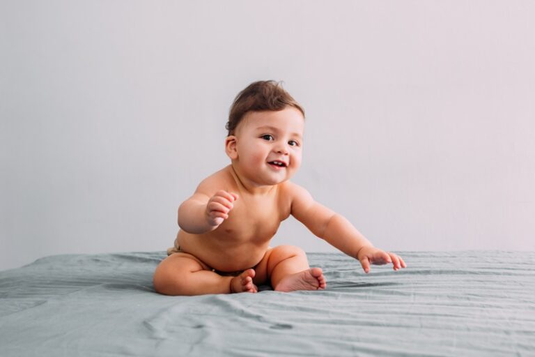 Un jolie bébé américain entrain de sourire et de s'amuser.