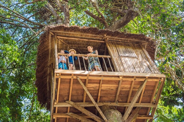 Une cabane avec des enfants heureux dans un arbre