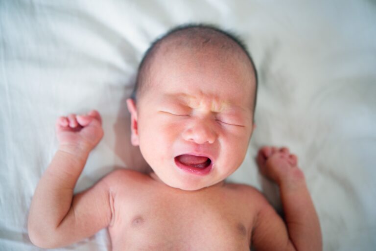 Un bébé qui a le corps chaud pleure