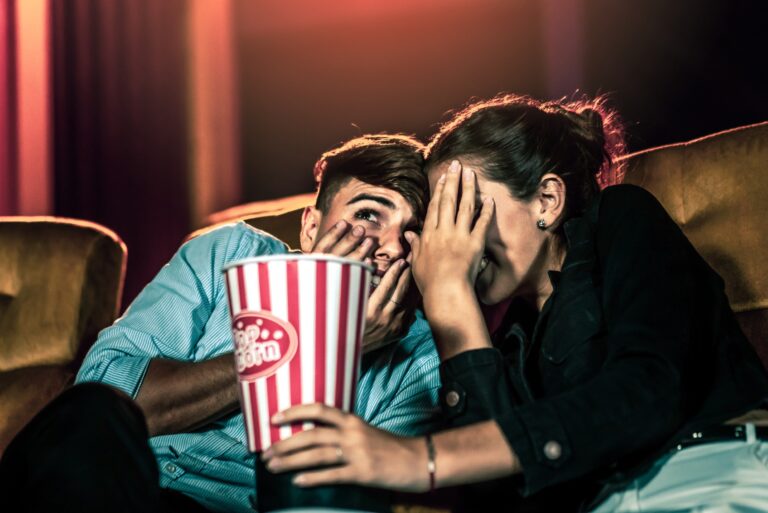 Un couple d'amoureux regarde un film horreur 2023.