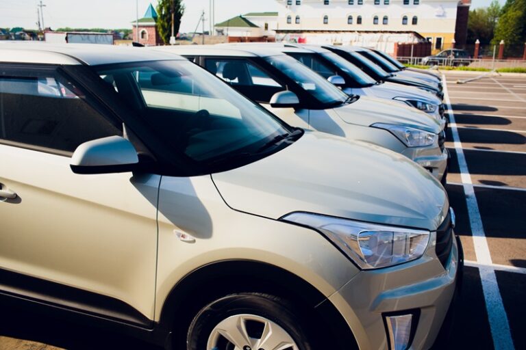 Une rangée d'automobile sur le marché de location