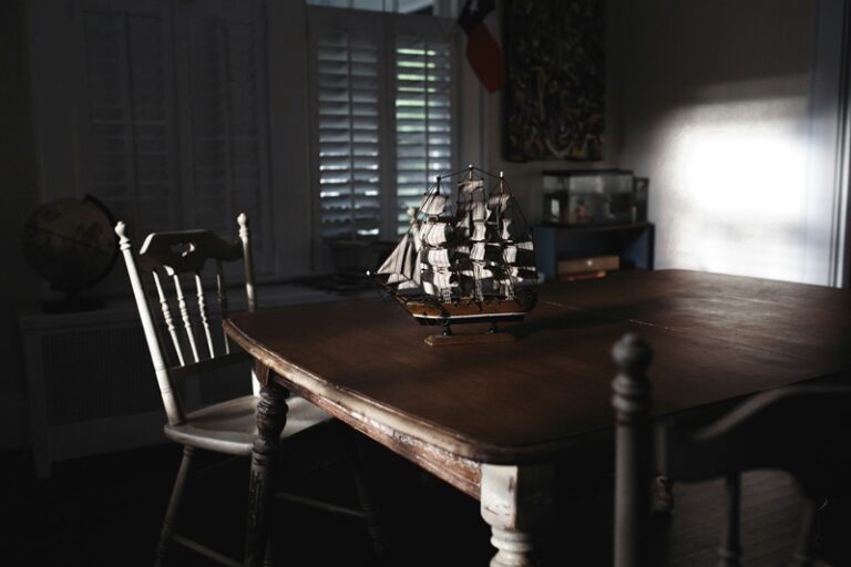 Maquette de bateau posée sur une table dans le salon