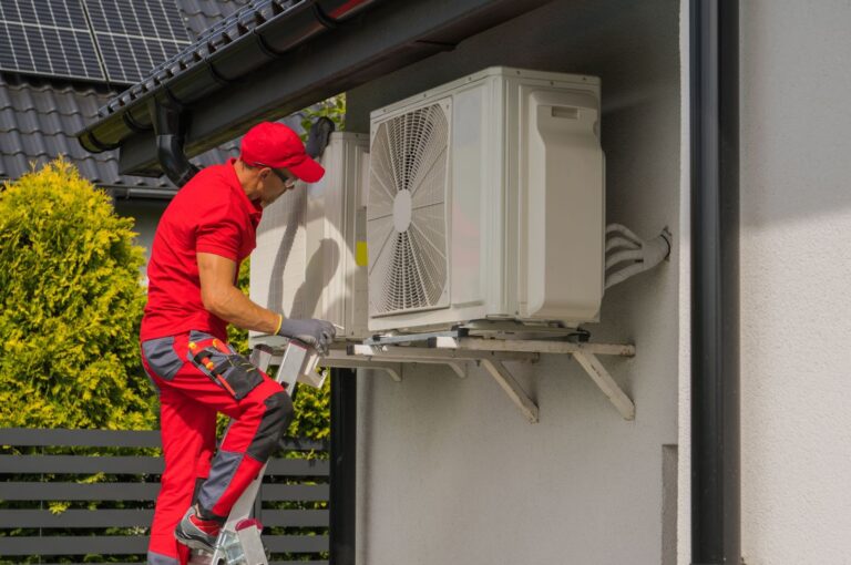 Un technicien installe une thermopompe à Québec