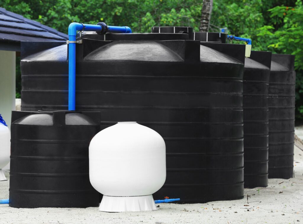 des réservoirs Cuve a eau cuve-expertl pour le stockage de l'eau, exposées dehors à la station
