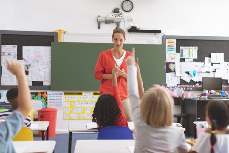 Une enseignante en classe après le Concours Prof des écoles 2024