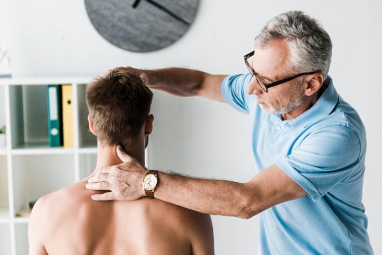 Un homme chez un ostéopathe suit des soins pas loin de chez lui