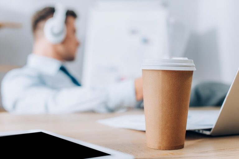 Au bureau, boite de café