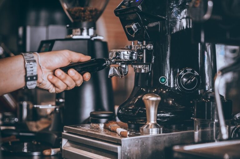 Une machine à café nespresso en plein détartrage