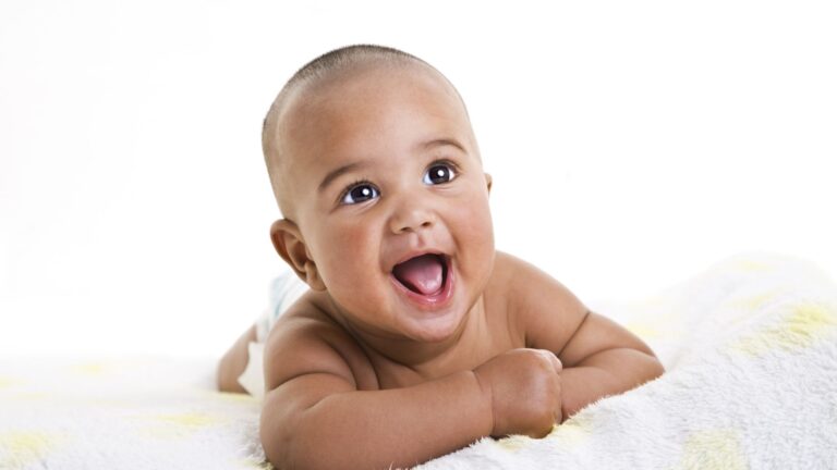 bébé heureux