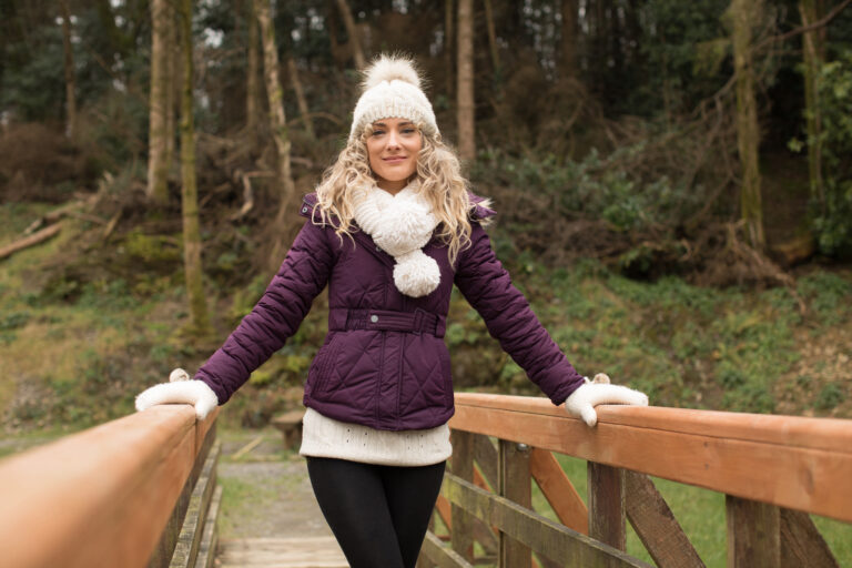 une femme en gilet se tient sur un pont