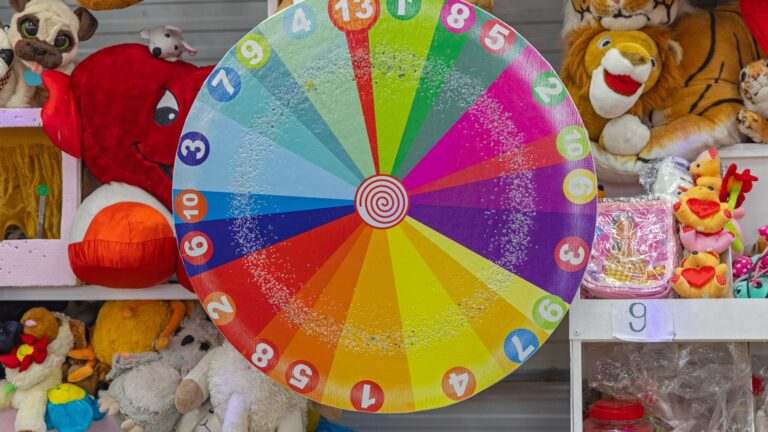Une roue de la chance pendant une fête