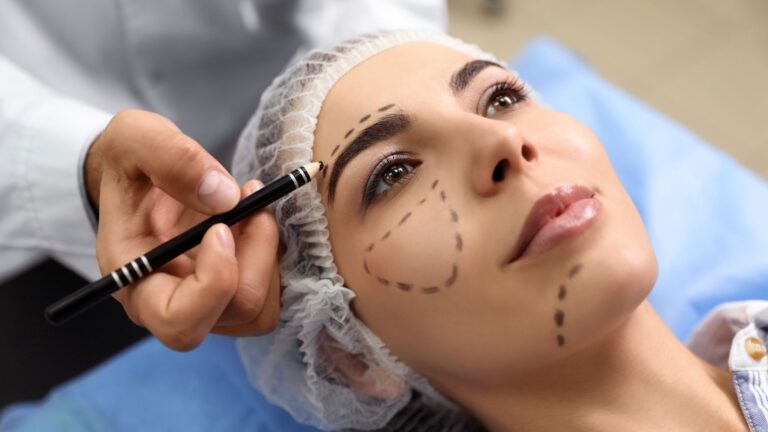 Femme se faisans préparer pour une chirurgie esthétique