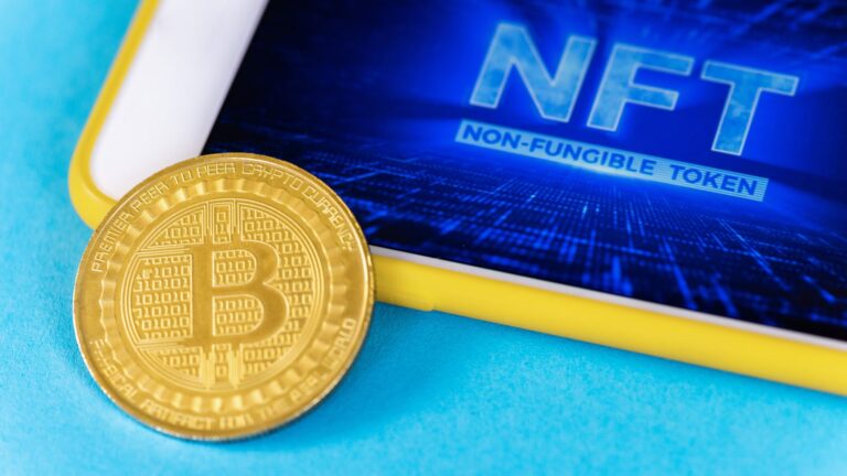NFT c’est quoi ? guide simple pour comprendre en 2026 Pièce de bitcoin sur une NFT