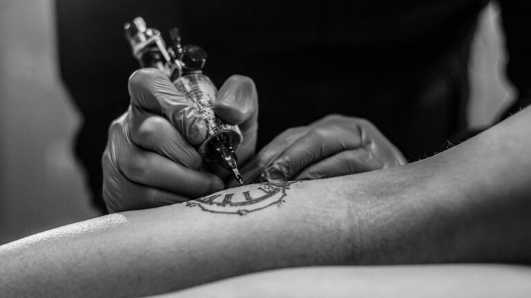 Signification des fleurs tatouage : guide complet par espèce et couleur Séance de tatouage